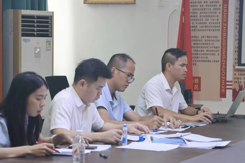 参会教师探讨后续教学改进措施
